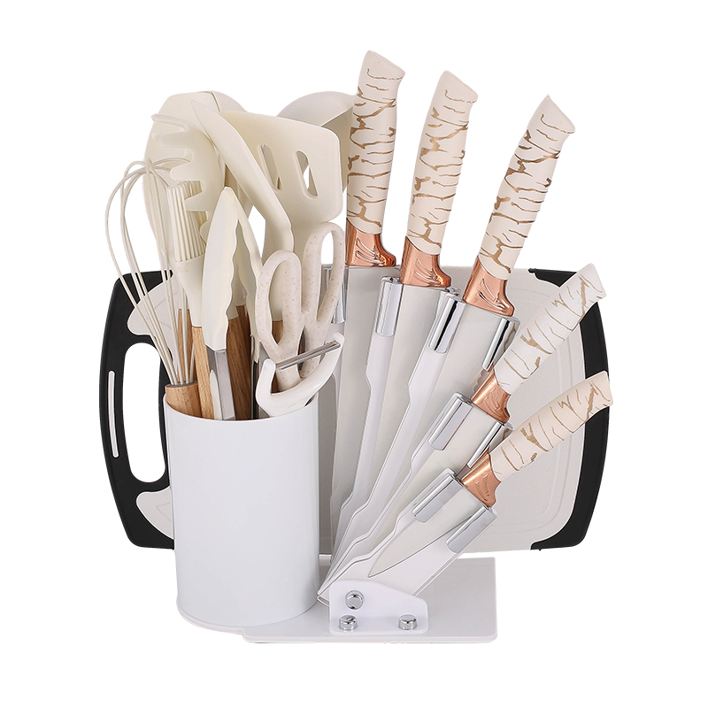 Messerset mit Küchenutensilien