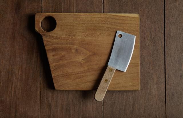 ¿Cómo afecta el grosor de la cuchilla la retención de nitidez de un cuchillo?