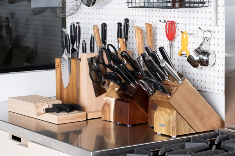 What's the Difference Between a Paring Knife and a Kitchen Knife_3