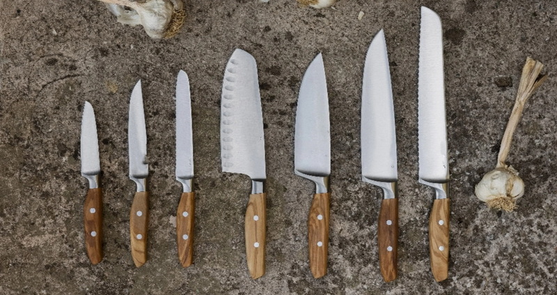 ¿Cuáles son las implicaciones prácticas de elegir un cuchillo con un grosor específico de la cuchilla?