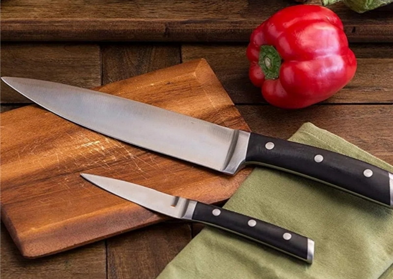 Quelles sont les pratiques d'entretien courantes pour différents types de couteaux de cuisine?